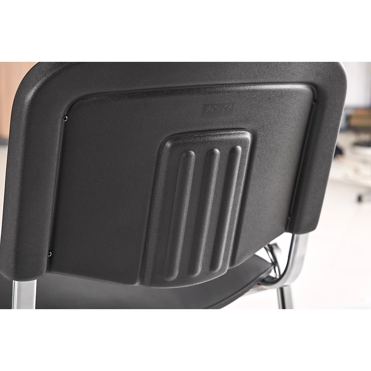 Chaise empilable ISO Basic, imitation cuir, résistante aux désinfectants, châssis chromé
