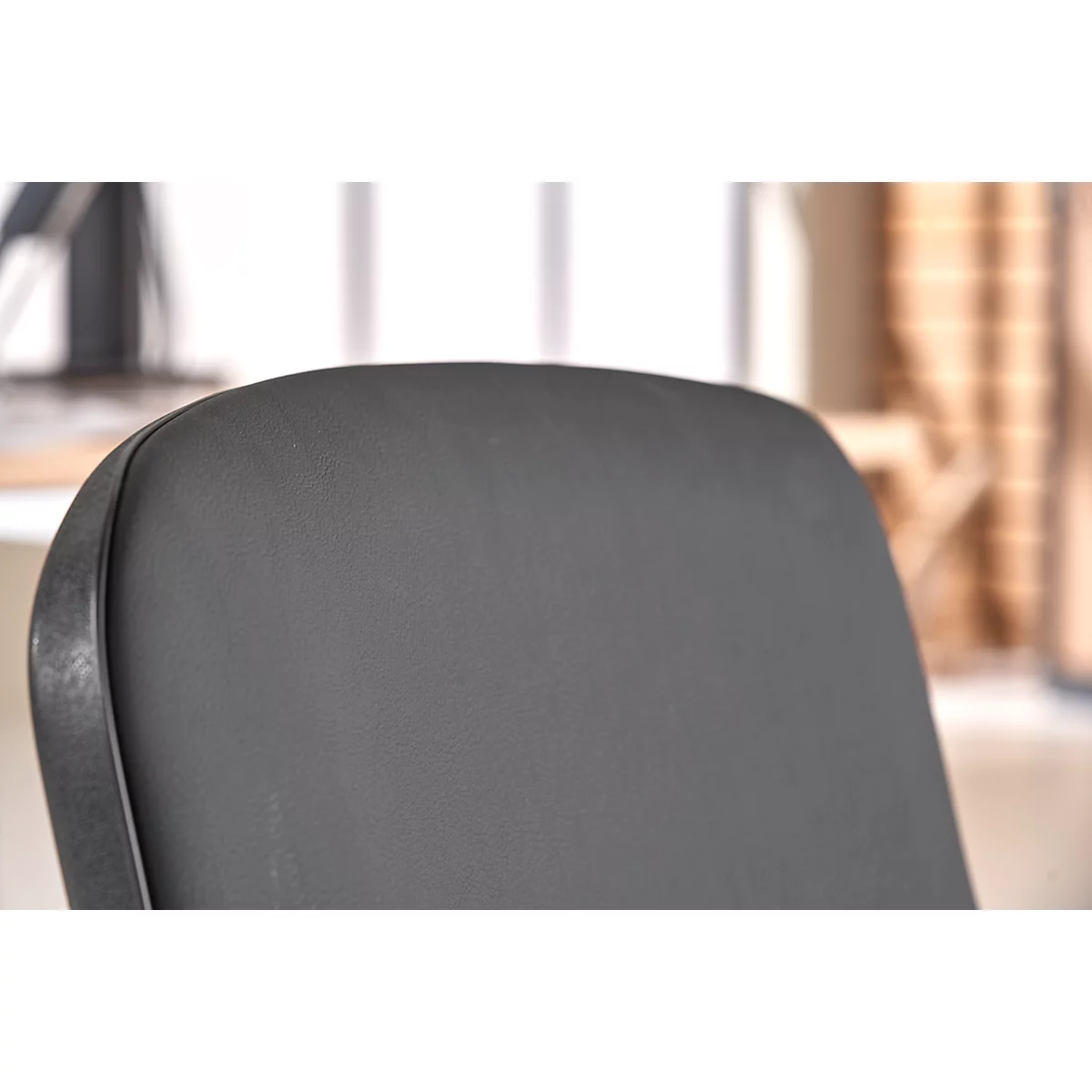 Chaise empilable ISO Basic, imitation cuir, résistante aux désinfectants, châssis chromé