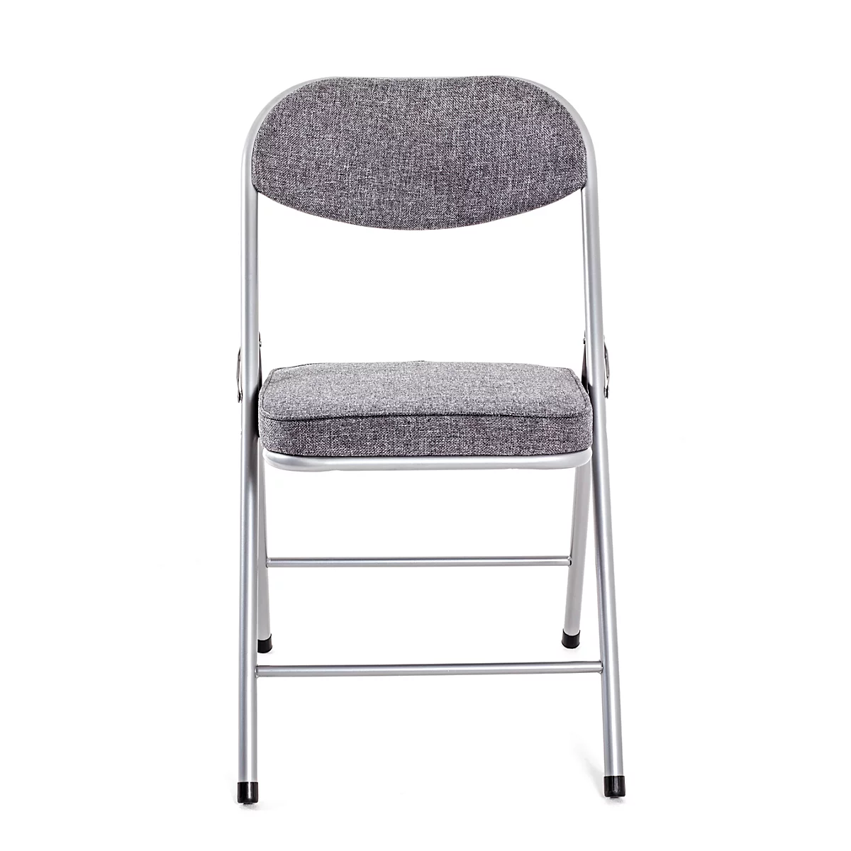 Chaise pliante grise avec revêtement en tissu. Cadre et assise en métal sur fond blanc.