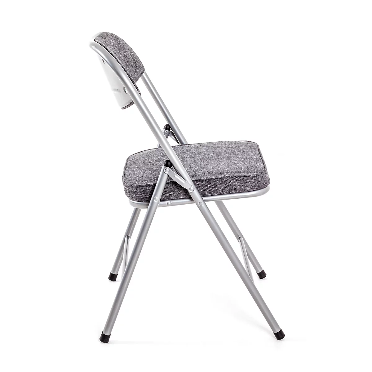 Une vue latérale d'une chaise pliante grise avec une assise et un dossier rembourrés sur fond clair.