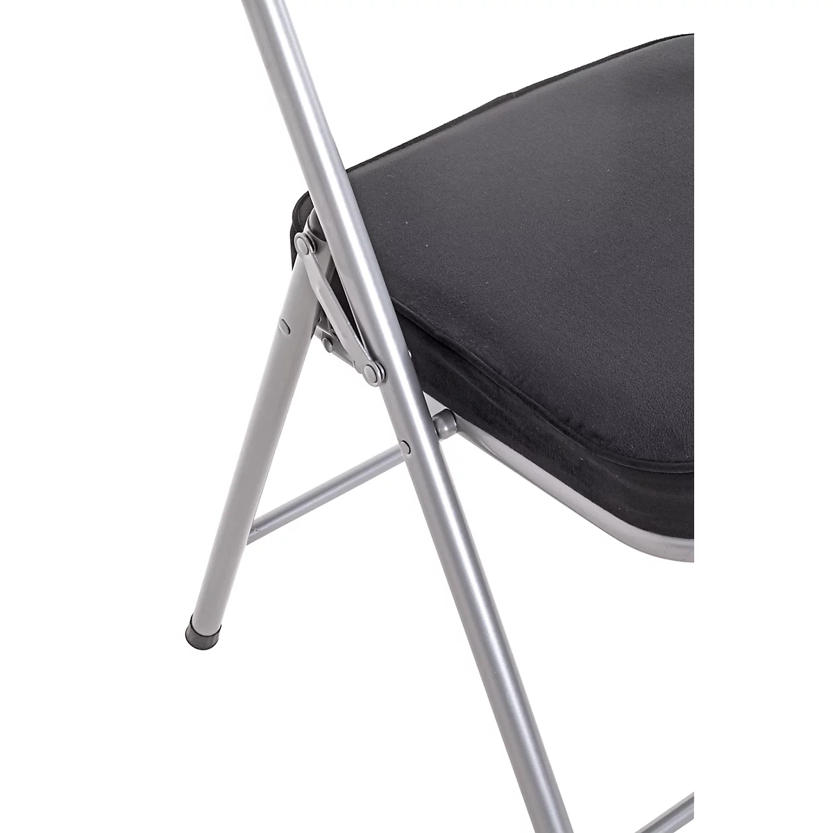 Gros plan sur une chaise pliante noire : cadre argenté, assise noire.
