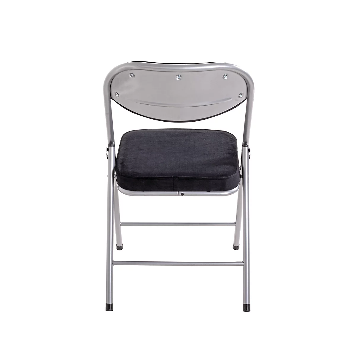 Une chaise pliante argentée sur fond blanc, assise noire, dossier incurvé.