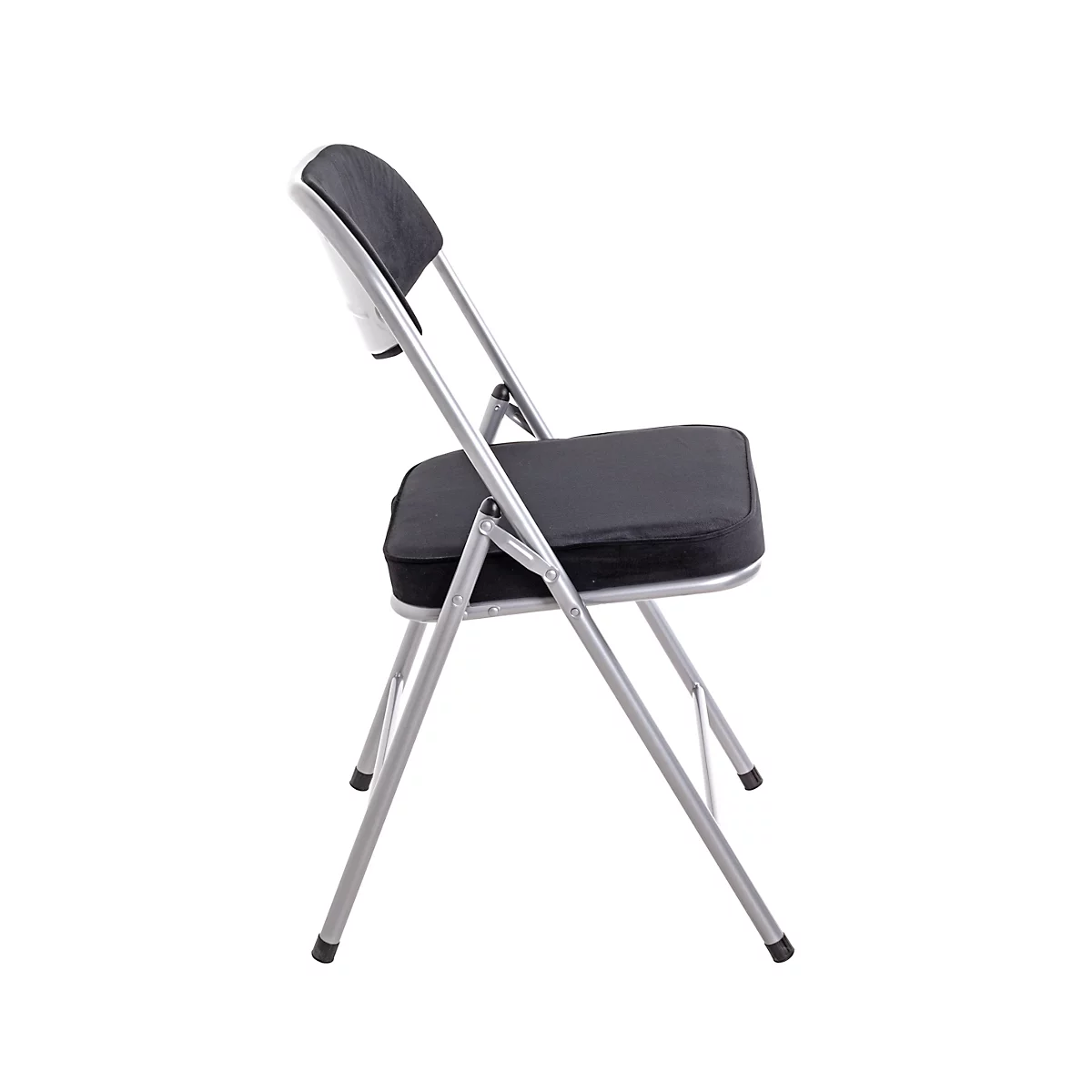 Une chaise pliante noire sur fond clair, de profil. L'assise et le dossier sont rembourrés, le cadre est argenté.
