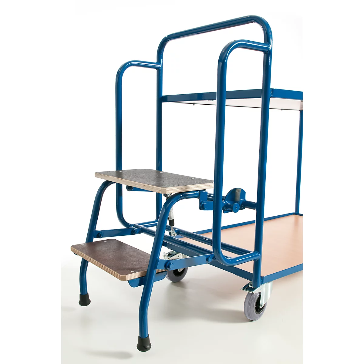 Chariot à marches bleu avec deux marches, plateforme en bois, fond blanc.