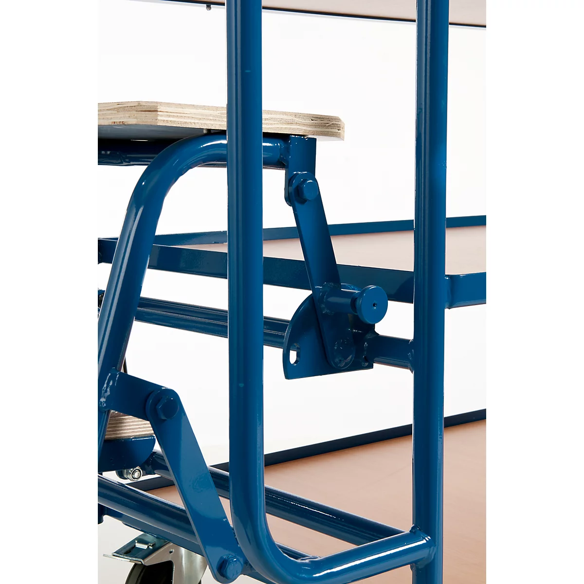 Cadre métallique peint en bleu avec plaque en bois. Vue détaillée d'une construction de tuyaux et de connexions.