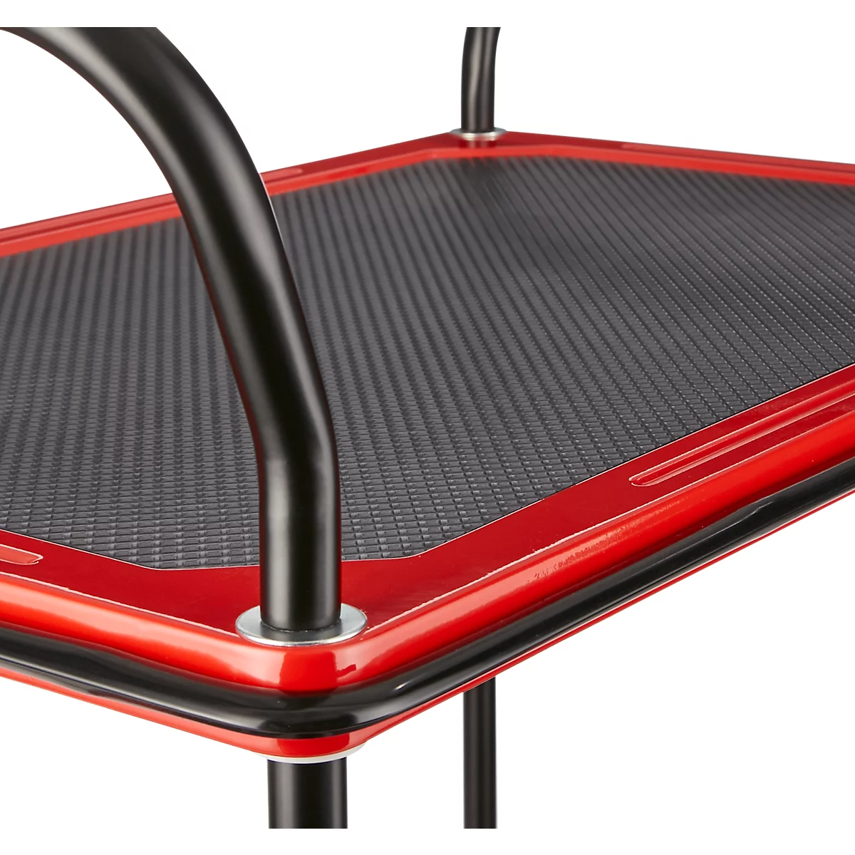 Gros plan d'un chariot de service rouge avec une étagère noire texturée. Des tuyaux noirs et incurvés forment la poignée et le support.