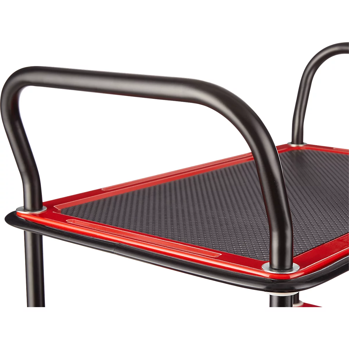 Gros plan d'un chariot de service rouge et noir. Le chariot a un cadre en métal noir et une étagère noire texturée.