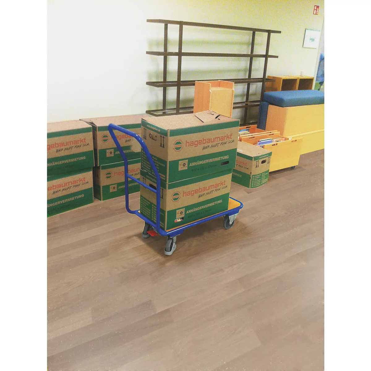 Chariot à revues, panneau acier/MDF, décor bleu gentiane/hêtre, L 890 x l 450 mm, avec traverse, roulettes TPE avec EasySTOP, jusqu'à 200 kg