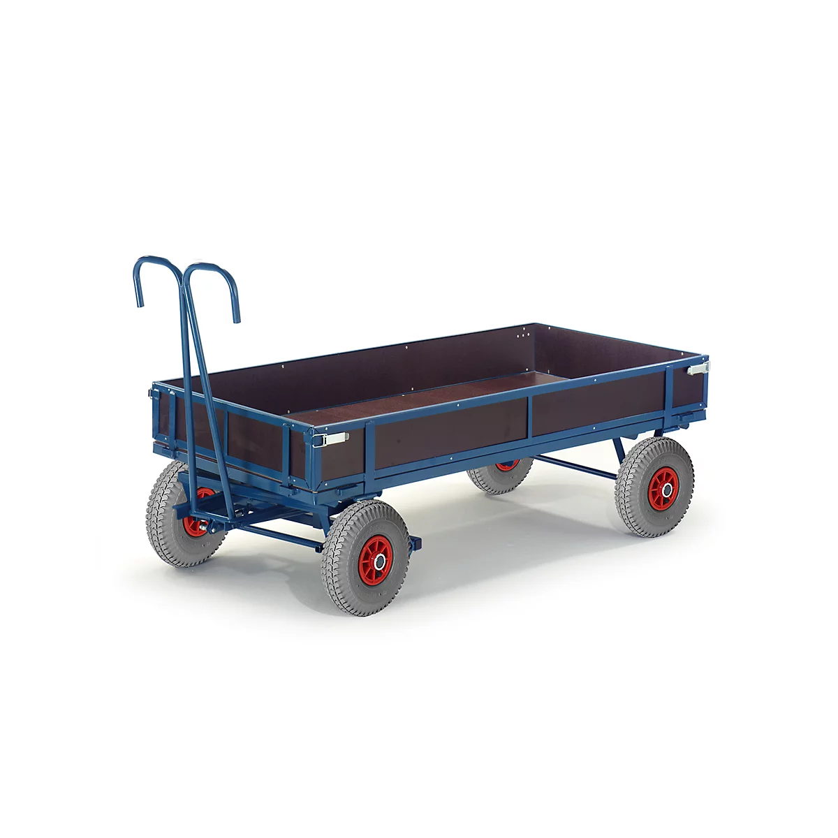Un chariot de transport bleu avec quatre roues et une zone de chargement. Les roues sont grises avec des jantes rouges. La poignée est bleue.