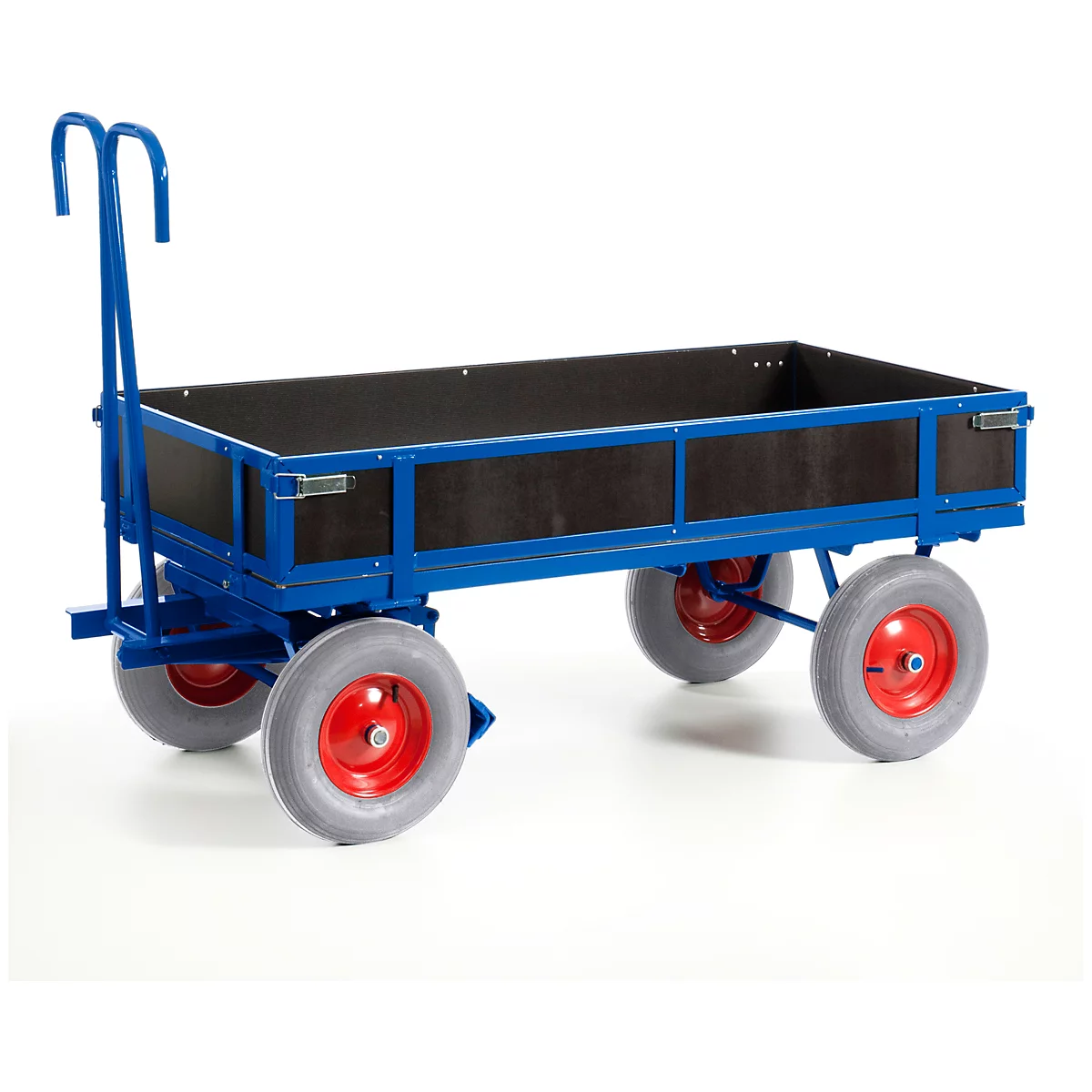 Chariot de transport bleu avec zone de chargement noire. Pneus gris avec moyeux de roue rouges. La poignée est courbée.