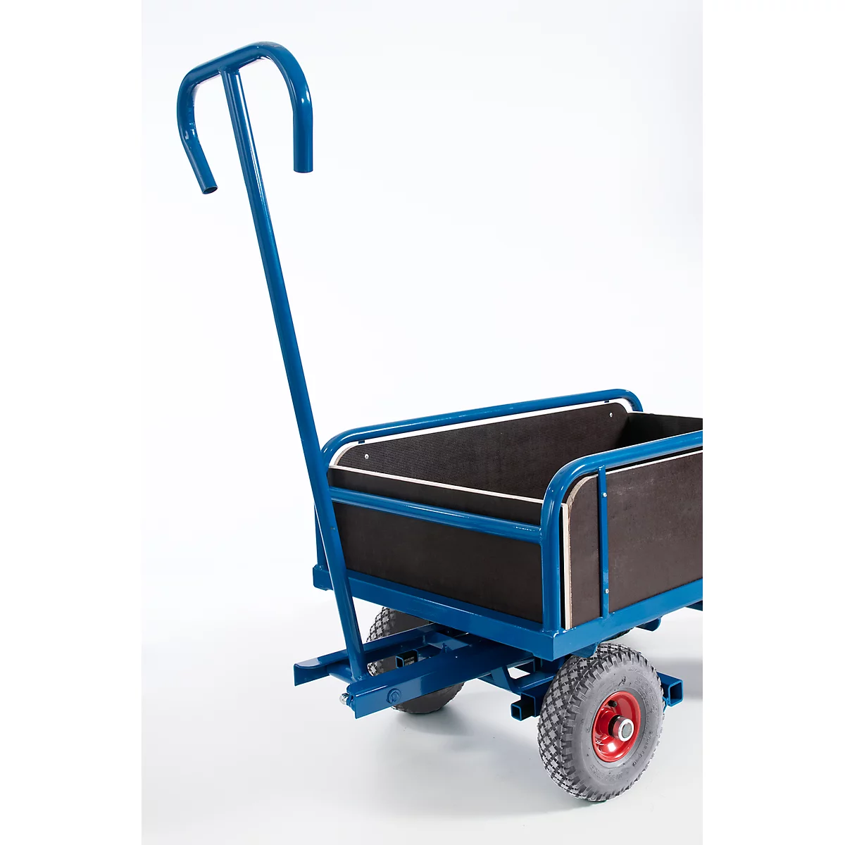 Chariot bleu, bac en bois, pneus gris, jante rouge, fond blanc.
