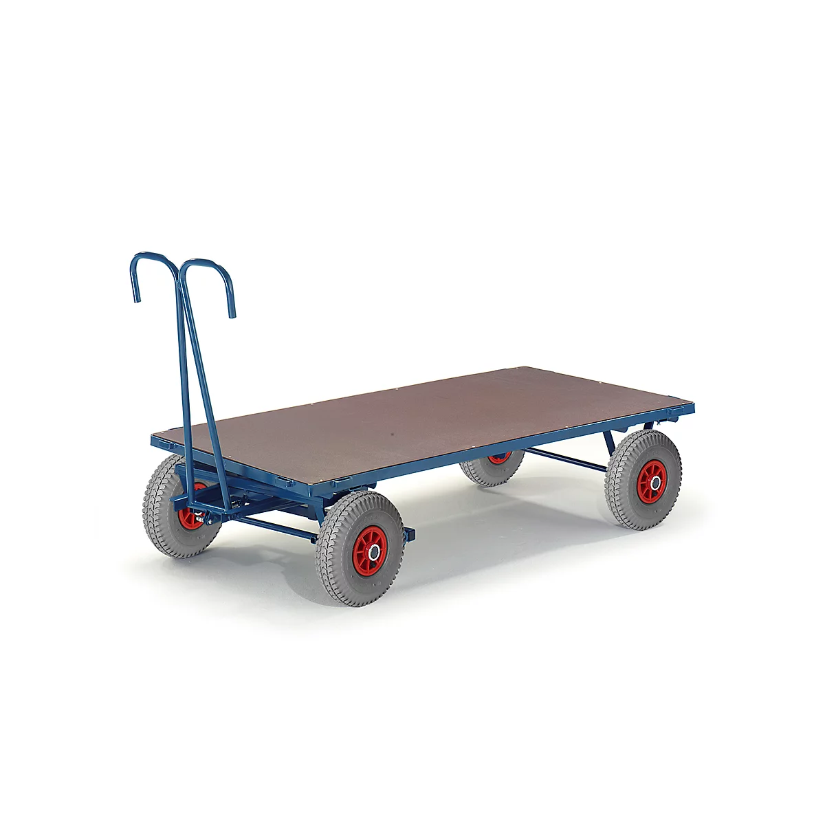 Chariot de transport bleu avec surface de chargement marron et quatre pneus. Le chariot a une poignée et se dresse sur un fond blanc.