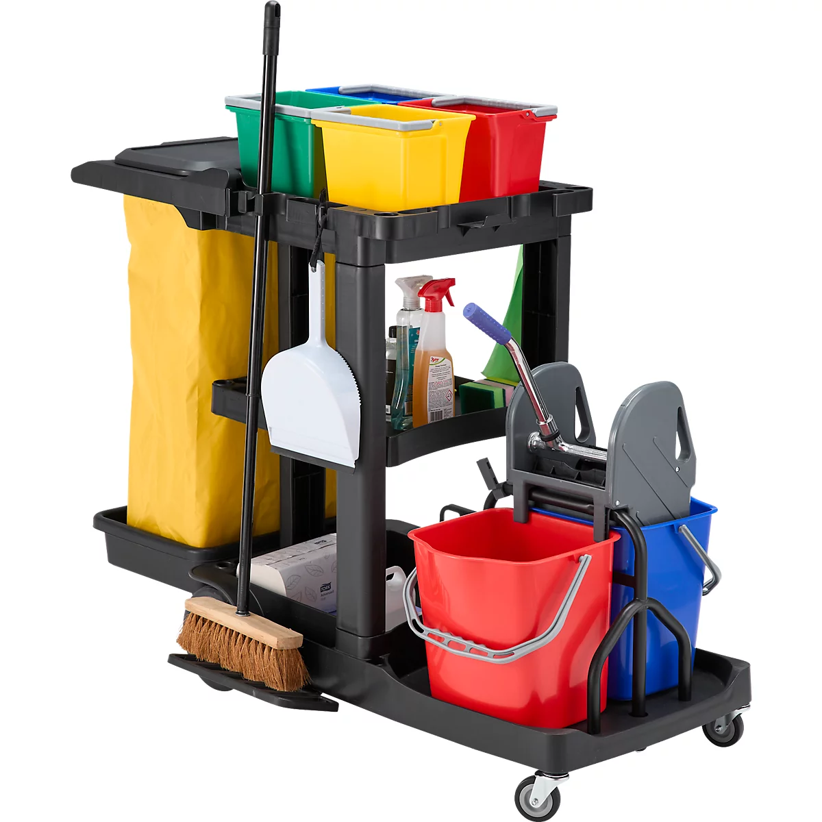 Chariot de nettoyage noir avec seaux, balai et vaporisateurs. Bacs verts, jaunes et rouges sur le dessus.