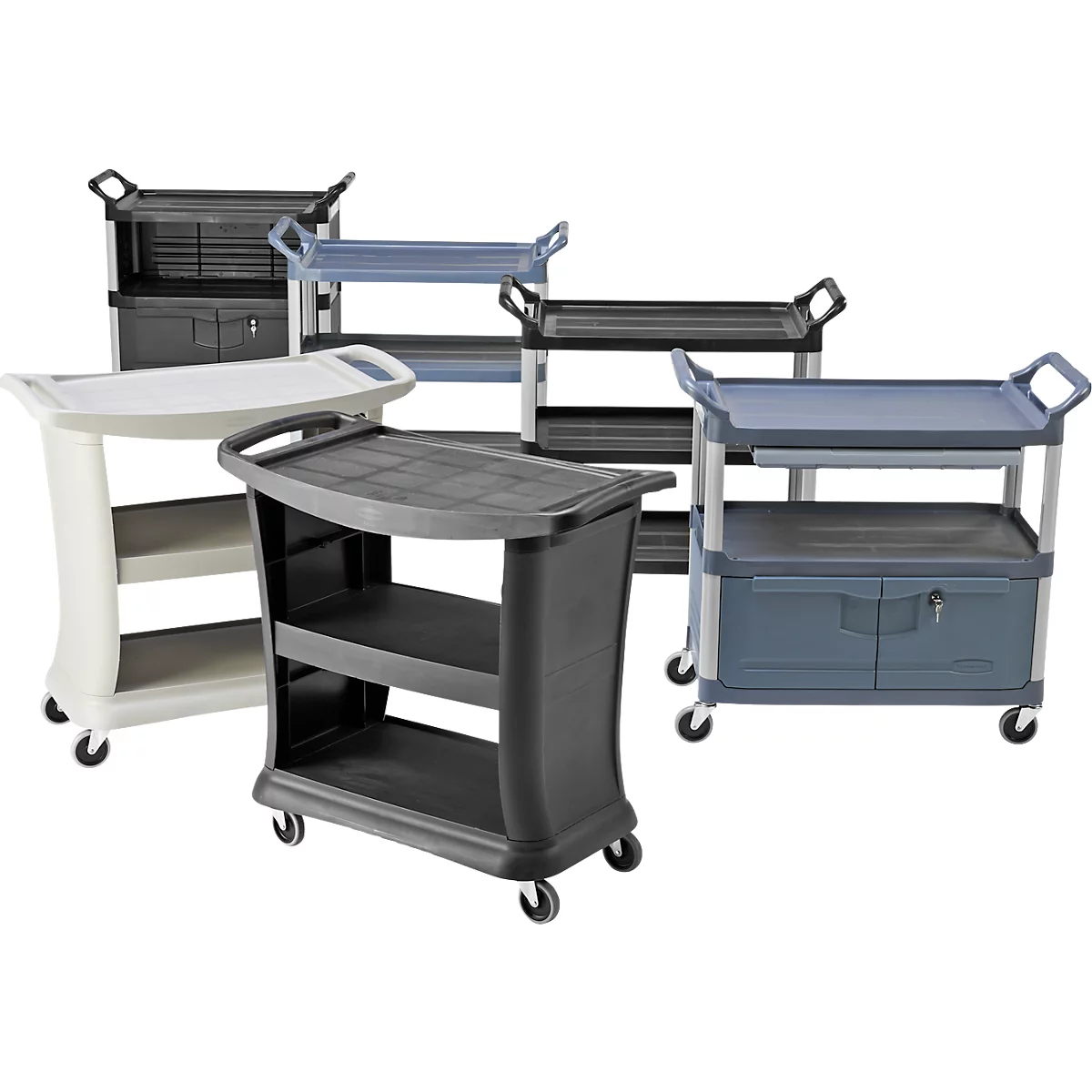 Plusieurs chariots de service de différentes couleurs, avec étagères et roulettes, sur fond blanc.