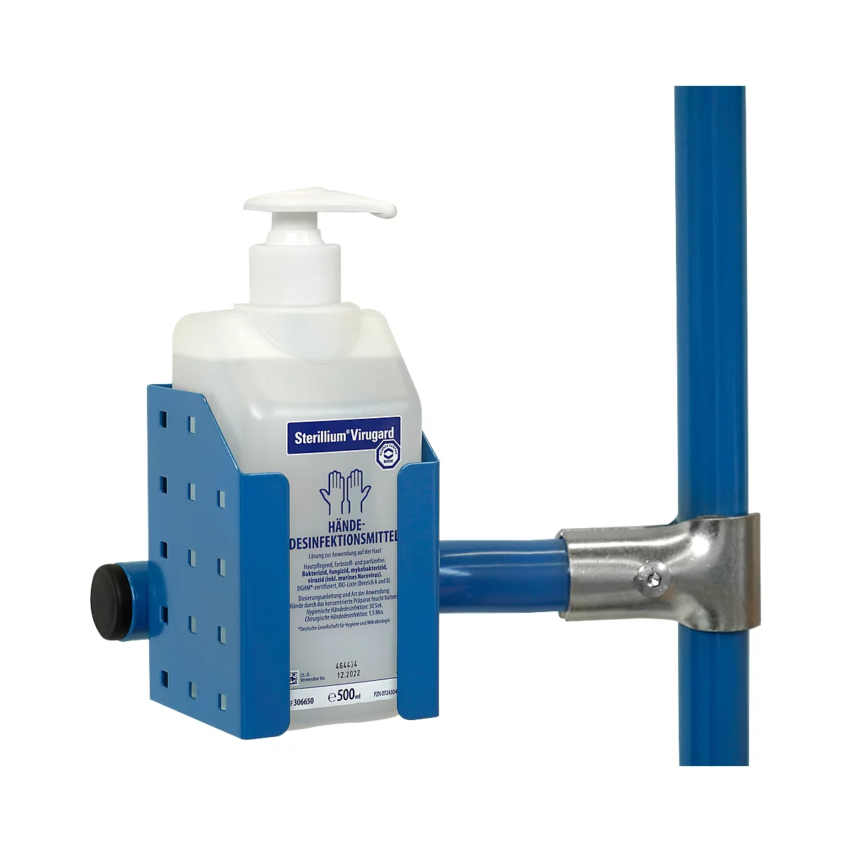 Un distributeur de désinfectant pour les mains étiqueté 'Sterillium Virugard' dans un support bleu, monté sur un tuyau bleu.