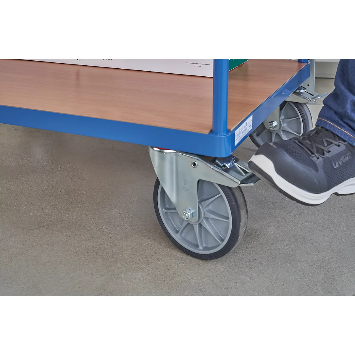 Chariot de transport, acier/bois, 2 étages, L 1000 x l. 700 mm, jusqu’à 600 kg, coloris bleu brillant/hêtre