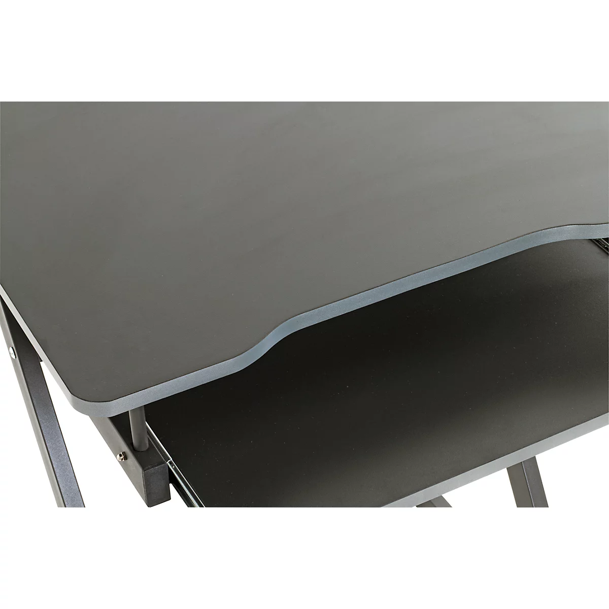 Gros plan d'un bureau d'ordinateur noir avec un bord ondulé. En dessous, une étagère pour le clavier.
