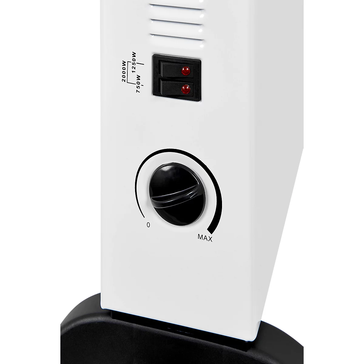 Gros plan sur un radiateur à huile blanc avec un bouton rotatif noir et des interrupteurs qui régulent la puissance de chauffage.