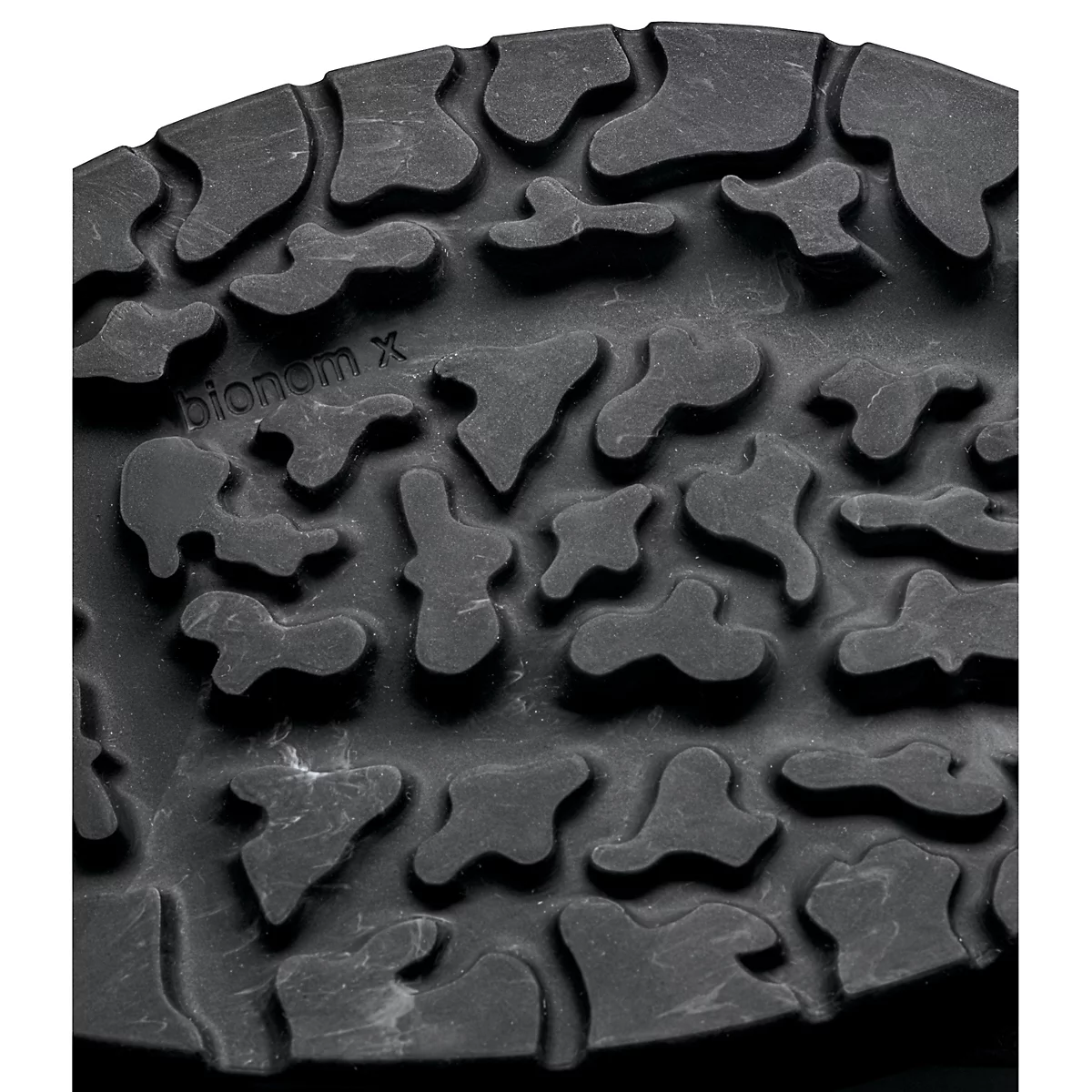 Gros plan sur la semelle d'une chaussure avec un motif de formes sombres irrégulières. "bionom x" est gravé dans le caoutchouc.
