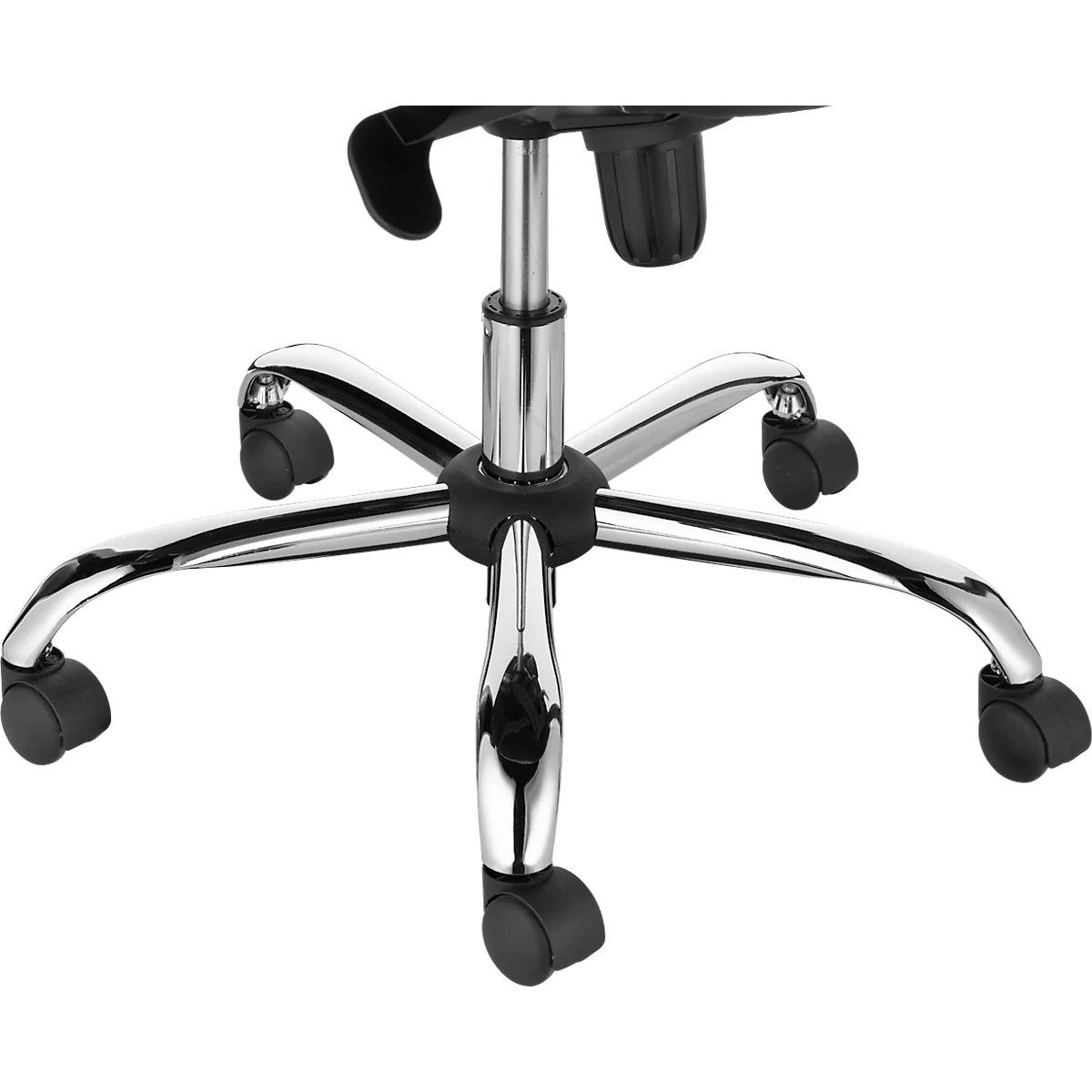 Detailaufnahme des Untergestells eines Bürostuhls. Das Gestell besteht aus verchromten Metallstreben mit schwarzen Rollen.