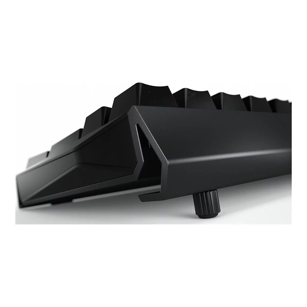 Nahaufnahme einer schwarzen mechanischen Tastatur. Der Fokus liegt auf der Unterseite mit einem verstellbaren Standfuß.