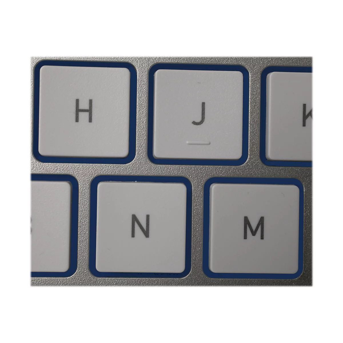 Ausschnitt einer Computertastatur. Es sind die Buchstaben H, J, N und M auf hellgrauen Tasten zu sehen. Die Tasten haben einen blauen Rahmen.