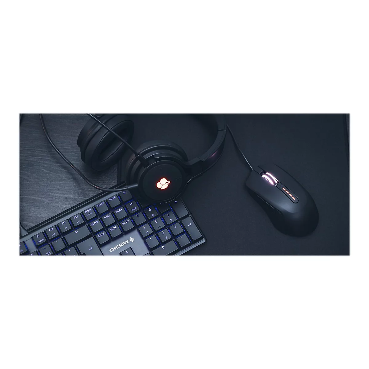 Dunkles Gaming-Setup mit KopfhÃ¶rern, Maus und beleuchteter Tastatur.