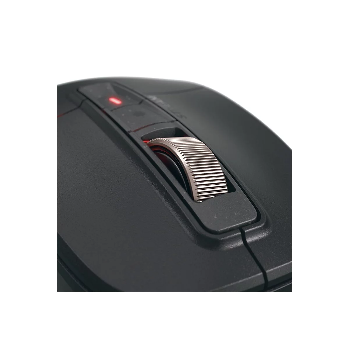 Gros plan d'une souris noire, avec un focus sur la molette de défilement avec des rainures argentées. Au-dessus, une LED rouge.