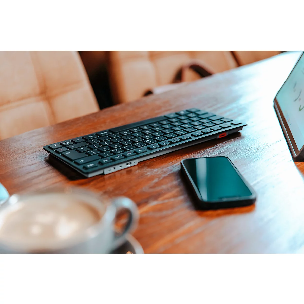 Cherry Multi-Device Tastatur KW 9200 Mini, QWERTZ, 2x Bluetooth 5.0, 2.4 GHz Funk- und USB-C-Kabelkanal, wiederaufladbar, schwarz