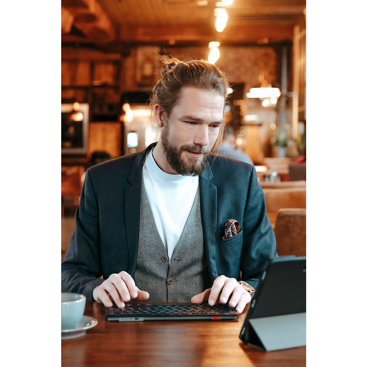 Cherry Multi-Device Tastatur KW 9200 Mini, QWERTZ, 2x Bluetooth 5.0, 2.4 GHz Funk- und USB-C-Kabelkanal, wiederaufladbar, schwarz