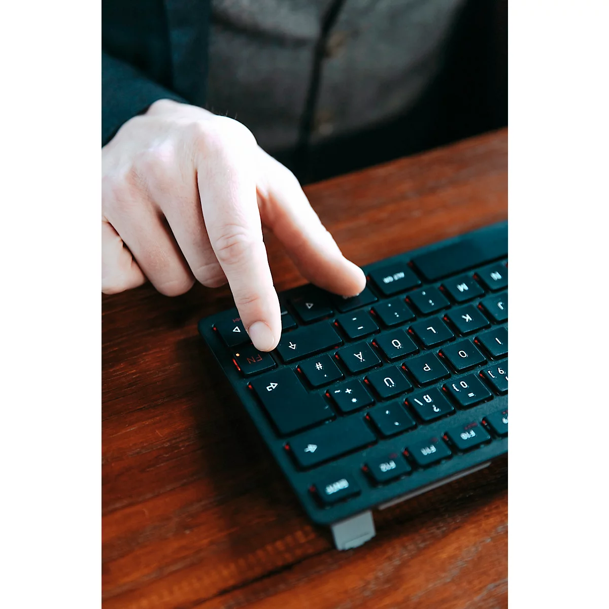Cherry Multi-Device Tastatur KW 9200 Mini, QWERTZ, 2x Bluetooth 5.0, 2.4 GHz Funk- und USB-C-Kabelkanal, wiederaufladbar, schwarz