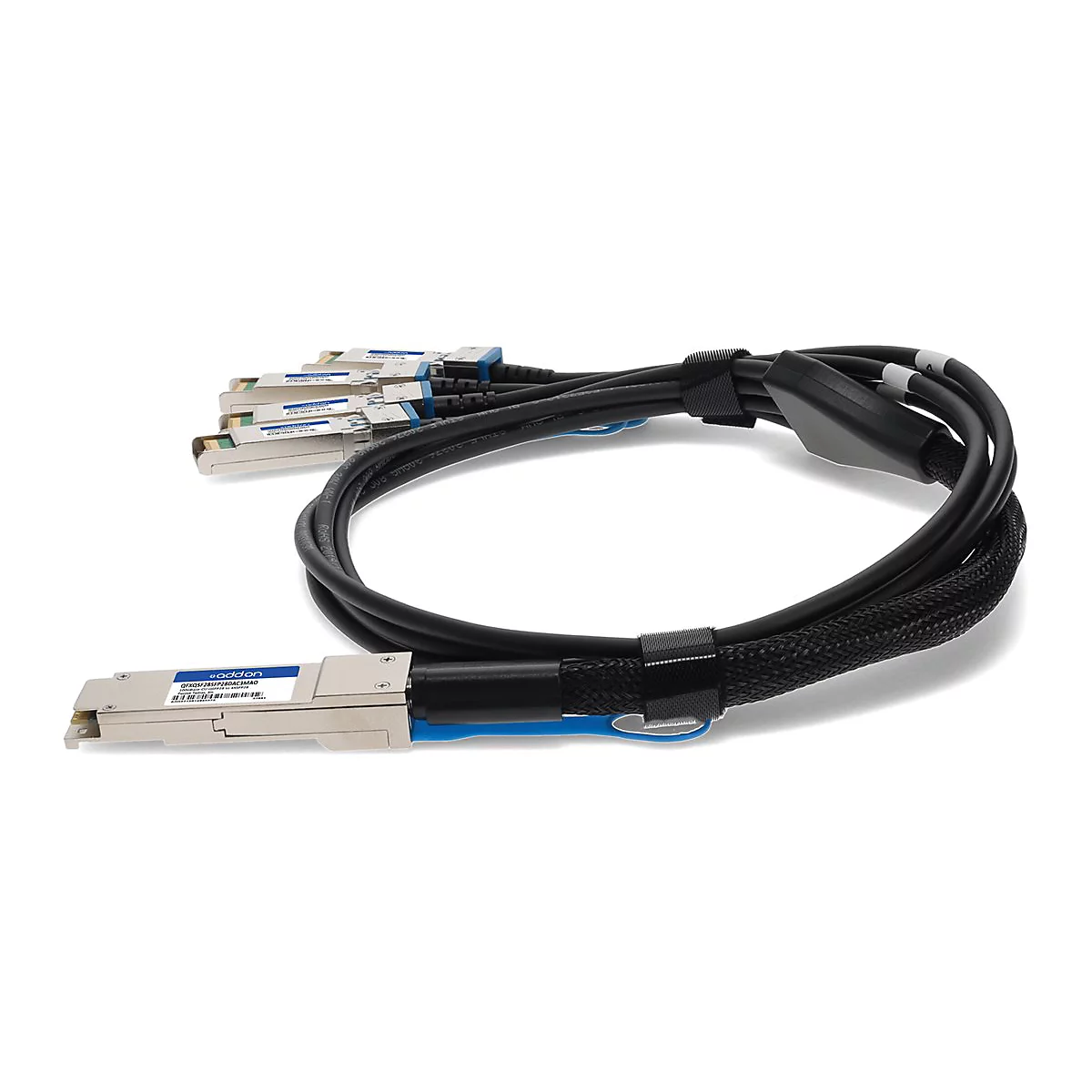 Schwarzes Datenkabel mit mehreren Anschlüssen, die durch Klettbänder zusammengehalten werden. Auf den Anschlüssen befinden sich blaue Aufkleber.