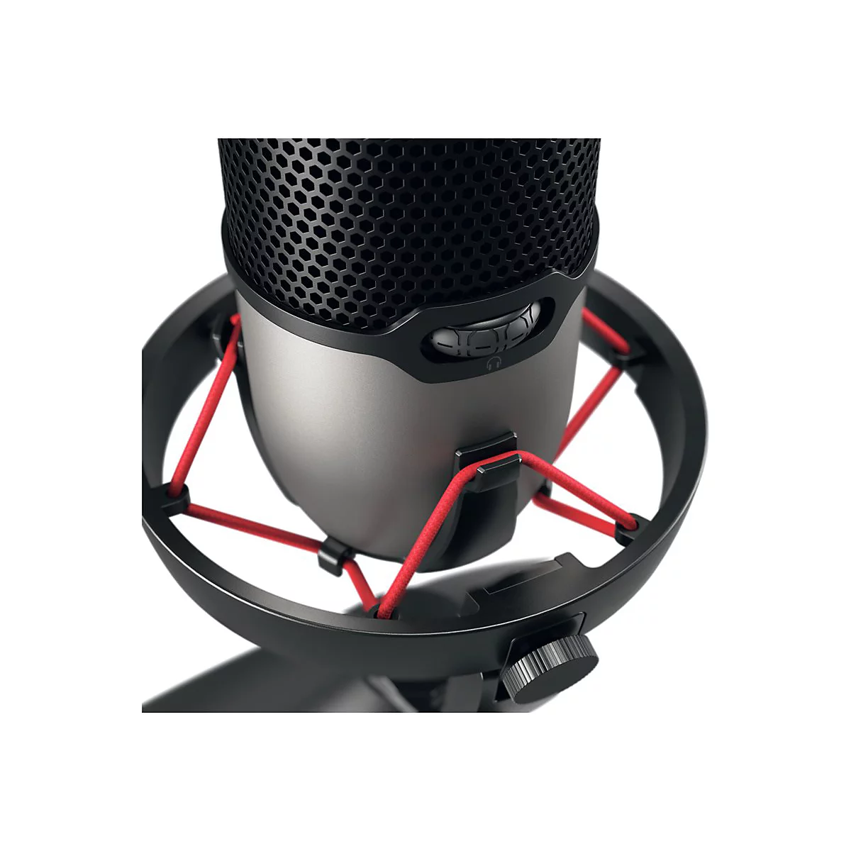 Gros plan d'un microphone argenté avec une grille noire et une suspension rouge.