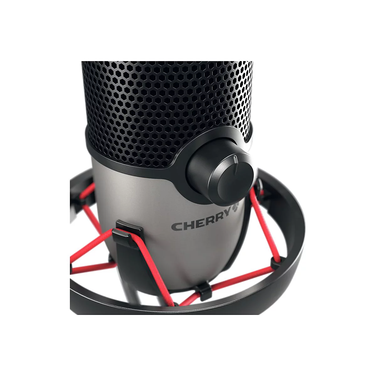 Gros plan sur un microphone argenté avec une grille noire, un bouton rotatif et une suspension rouge. Le logo 'CHERRY' est visible.