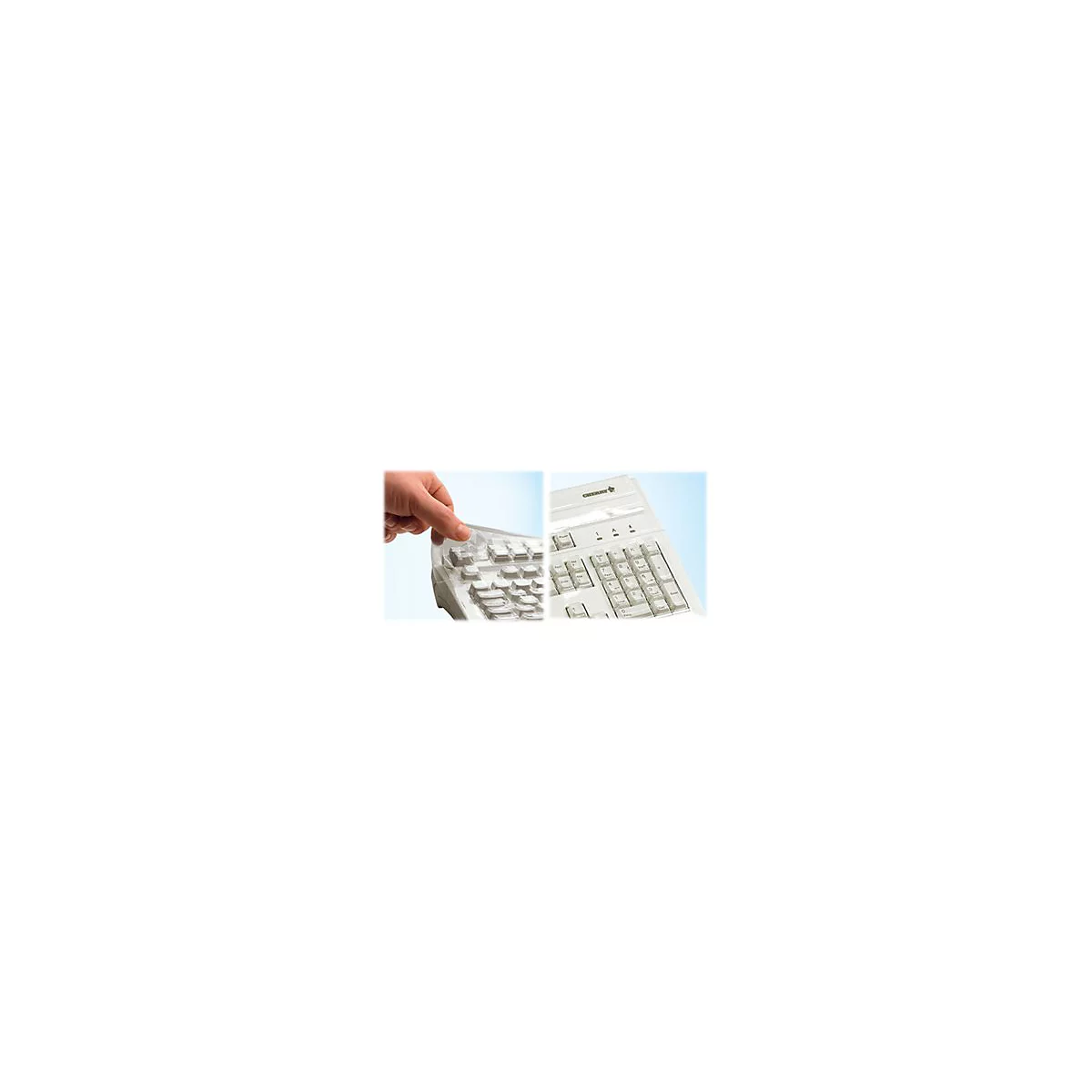 Hand zieht eine transparente Schutzfolie von einer hellgrauen Cherry-Tastatur ab.