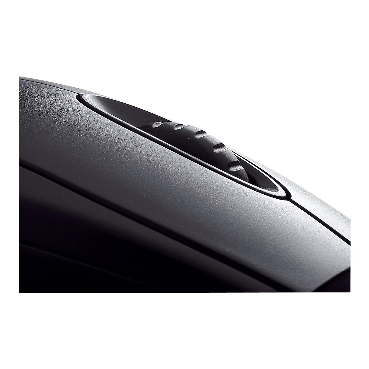 Gros plan d'une souris d'ordinateur noire. La molette de défilement et la surface sont clairement visibles.