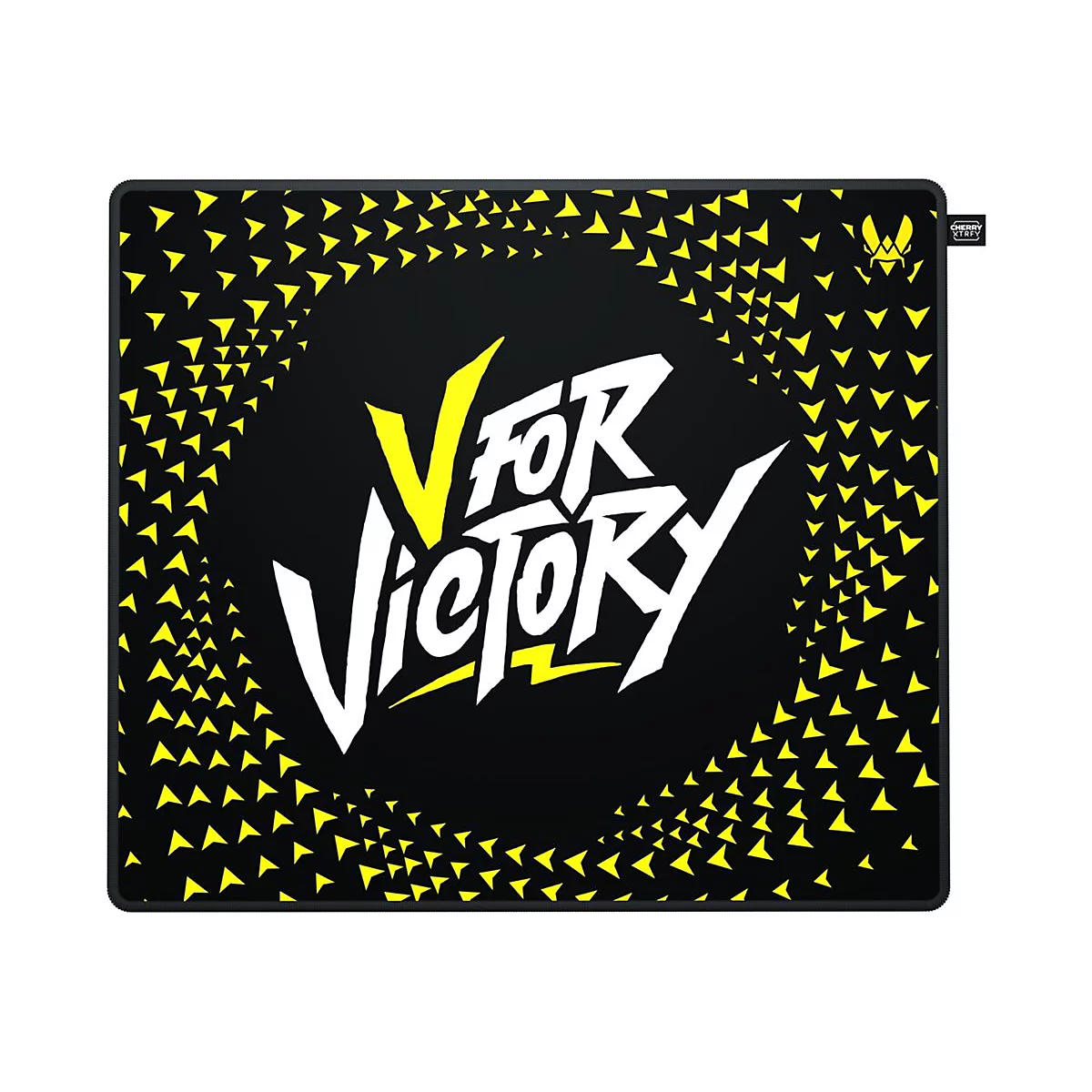 Schwarzes Mauspad mit gelbem Muster und "V For Victory" Schriftzug. Ein kleines Logo von Cherry Xtrfy ist am oberen Rand.