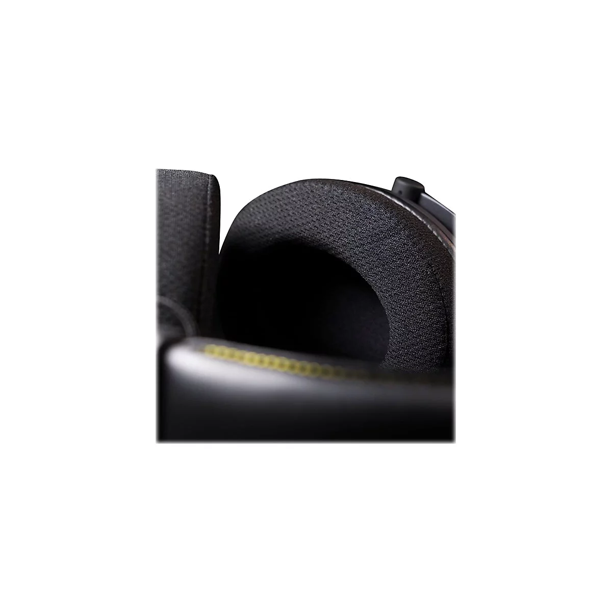 Nahaufnahme eines schwarzen Kopfhörers. Weiches, schwarzes Ohrpolster, gelbe Naht, weißer Hintergrund.