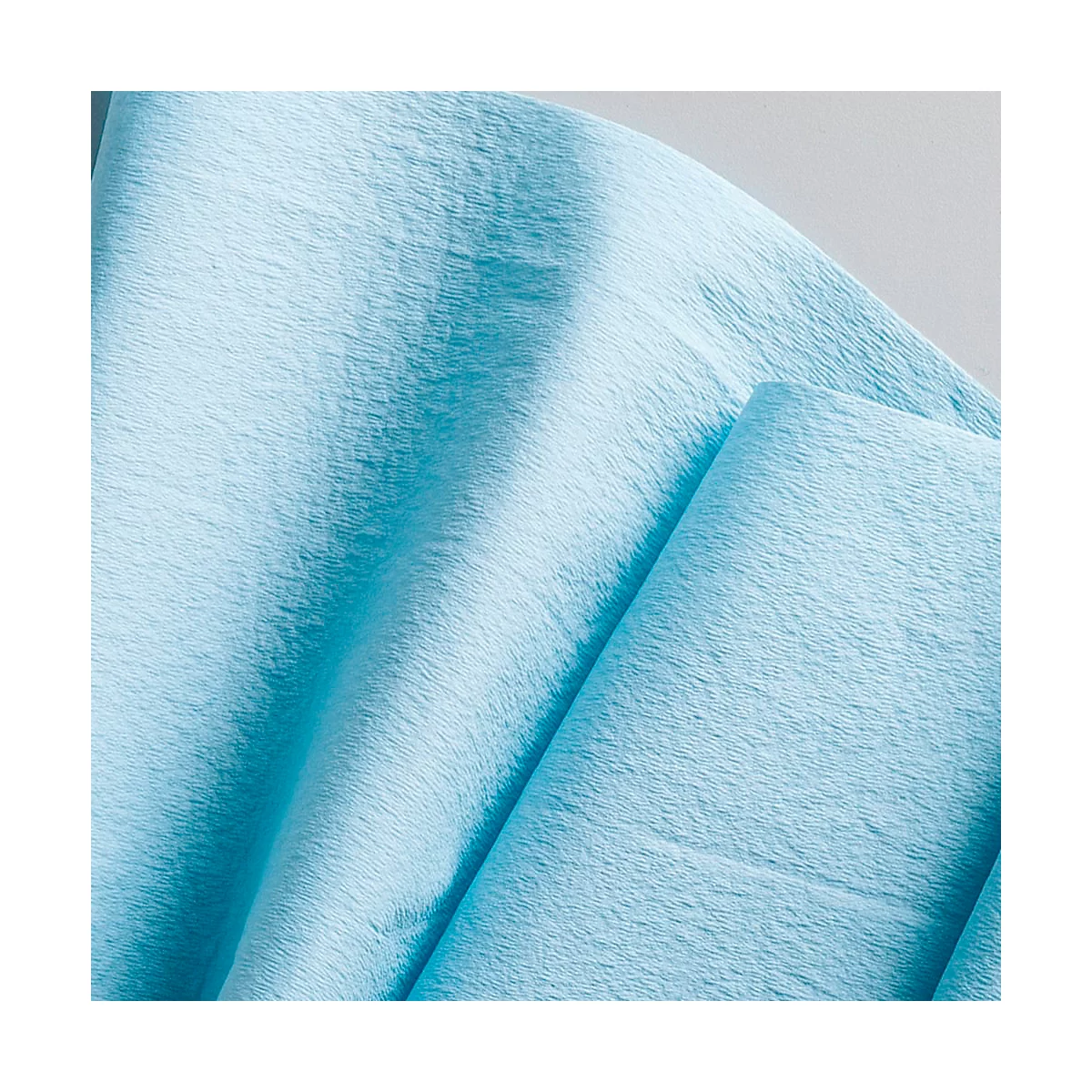 Chariot à essuie-mains en papier bleu avec un sac poubelle noir et des rouleaux. Une personne prend une feuille.