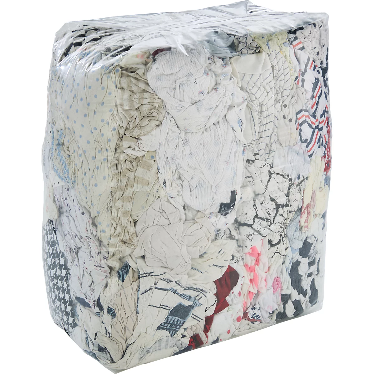 Une grande botte rectangulaire de chutes de tissu, emballée dans du film transparent.