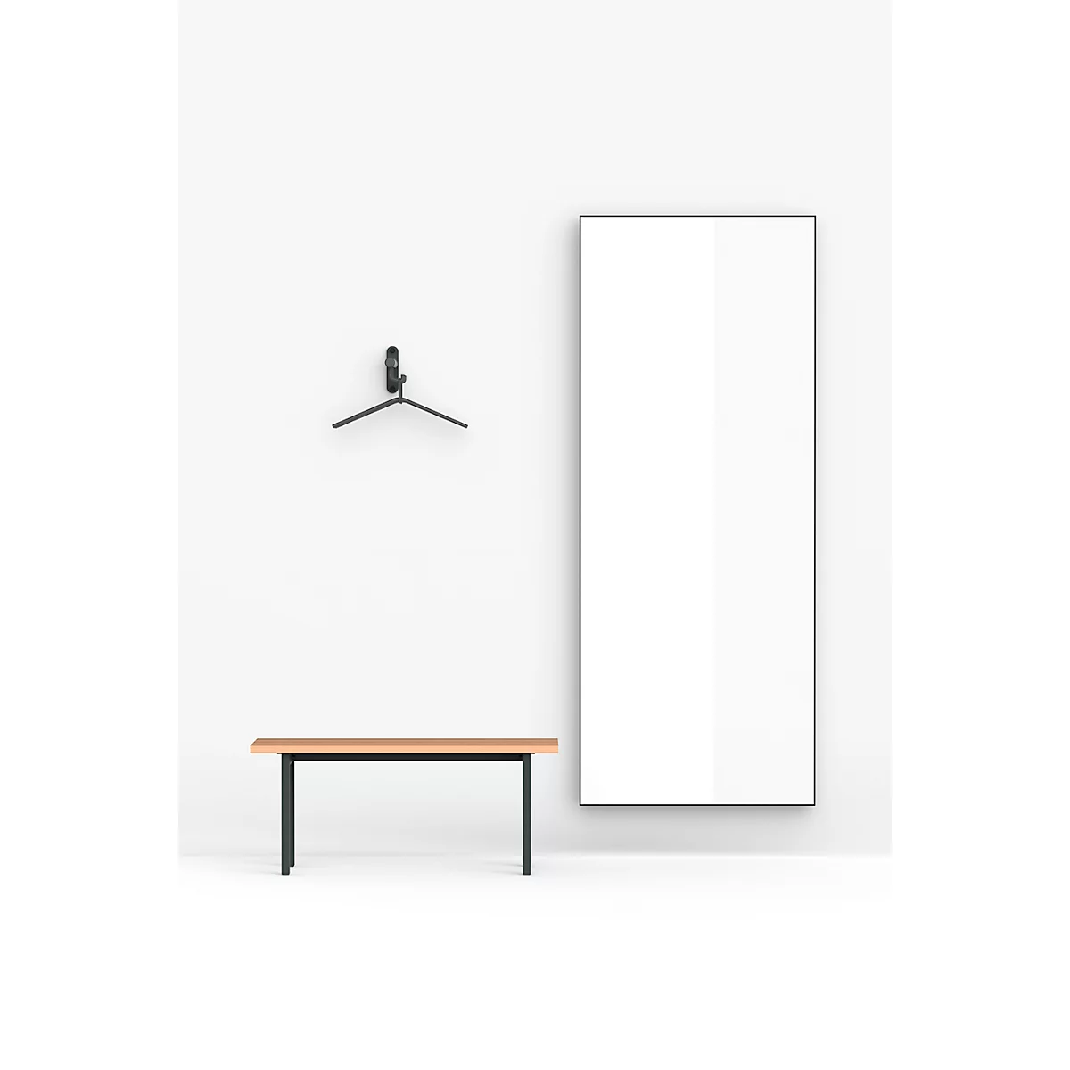 Pièce lumineuse avec banc, miroir, porte-manteau. Le miroir et le mur sont blancs. Le banc a un plateau en bois avec des pieds noirs.