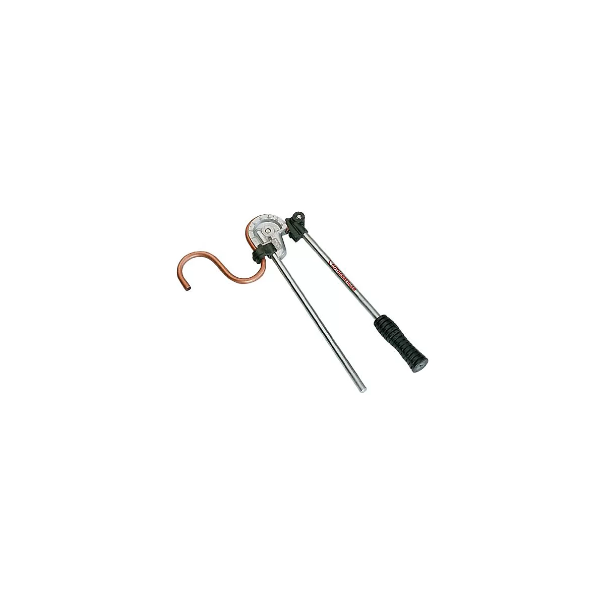 Cintreuse de tubes avec tube en cuivre. L'appareil est en métal, a de longues poignées avec des poignées noires. Le tube en cuivre est plié.