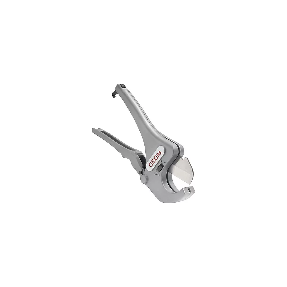 Coupe-tube gris avec l'inscription "RIDGID". La lame est en métal et le corps en plastique gris.