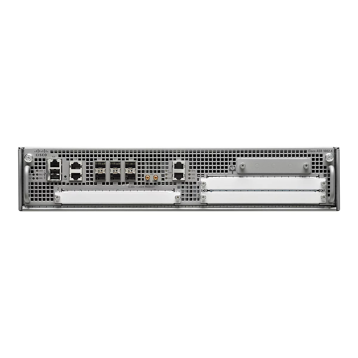 Nahaufnahme eines silberfarbenen Cisco ASR 1002-X-Routers mit zahlreichen Anschlüssen und Labels. Die Vorderseite zeigt Anschlüsse für verschiedene Funktionen, u. a. AUX, CON, GE und GPS. Deutlich sind auch die Beschriftungen CISCO und CLASS 1 LASER PR...