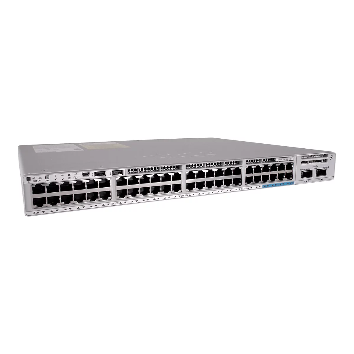 Un commutateur Cisco argenté avec des ports, des indicateurs et des étiquettes.