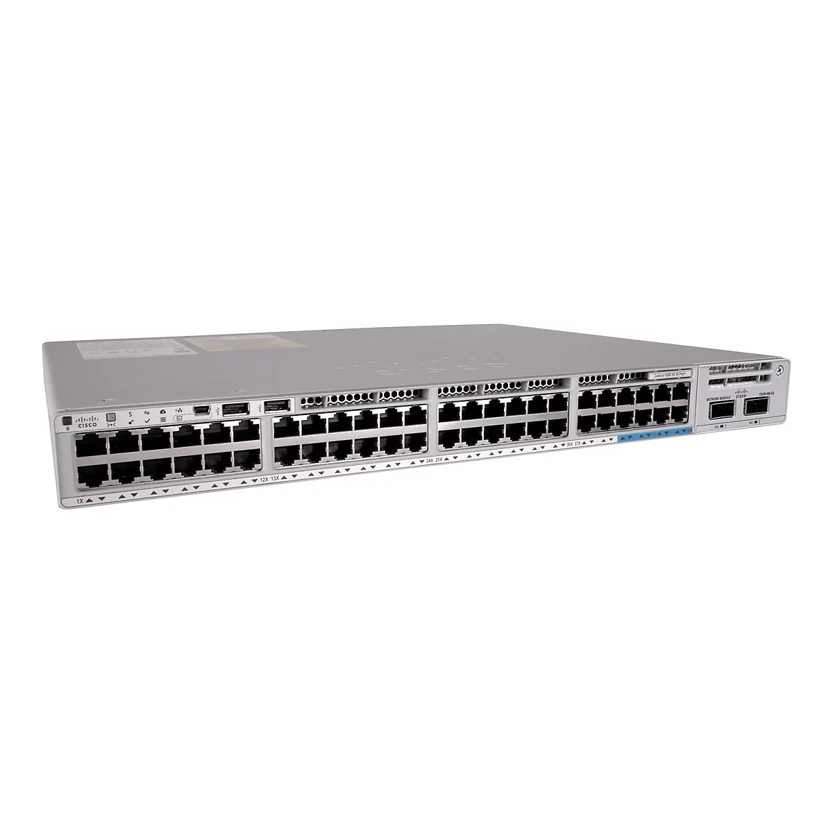 Un commutateur réseau gris avec de nombreux ports et le logo Cisco. Le commutateur est représenté sur un fond blanc.