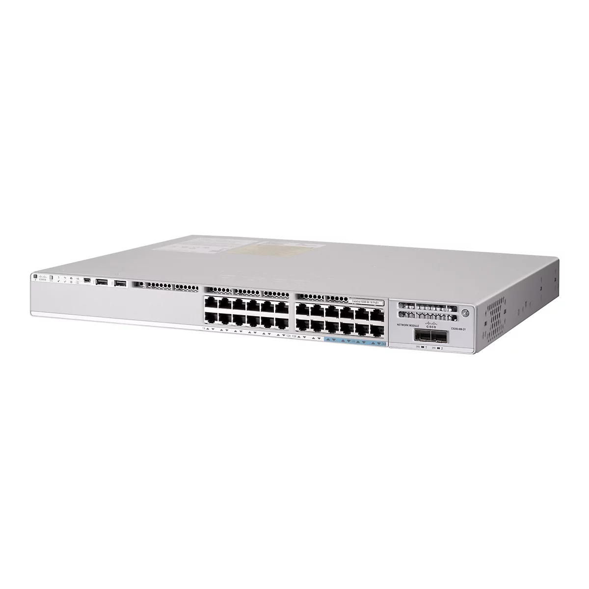 Un commutateur Cisco argenté avec de nombreux ports et étiquettes. L'appareil est sur un fond blanc.