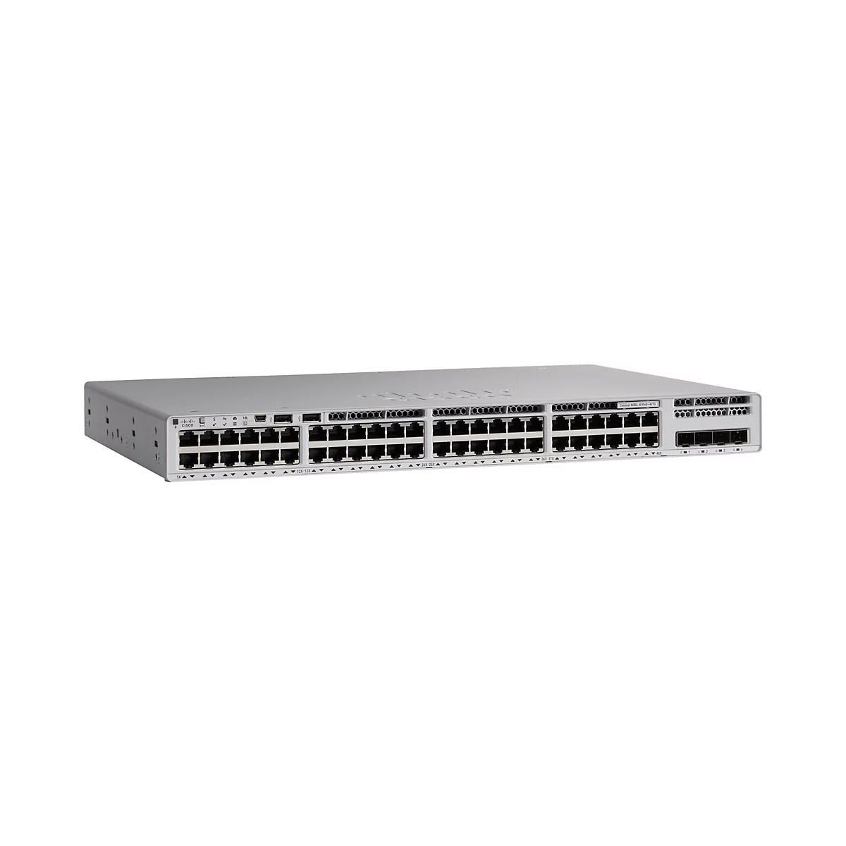 Commutateur Cisco gris avec de nombreux ports et indicateurs sur fond blanc. Le commutateur est rectangulaire et comporte plusieurs rangées de ports. Des LED et le logo Cisco sont visibles à l'avant.