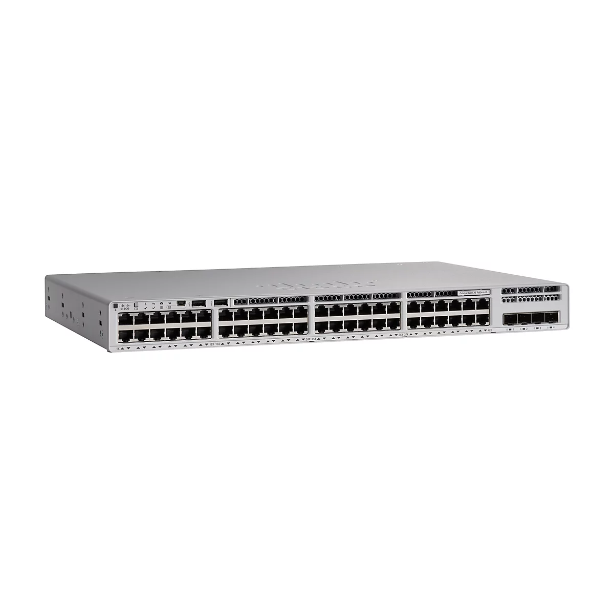 Un commutateur Cisco Catalyst 9200L argenté avec plusieurs ports, des étiquettes et un numéro de modèle.