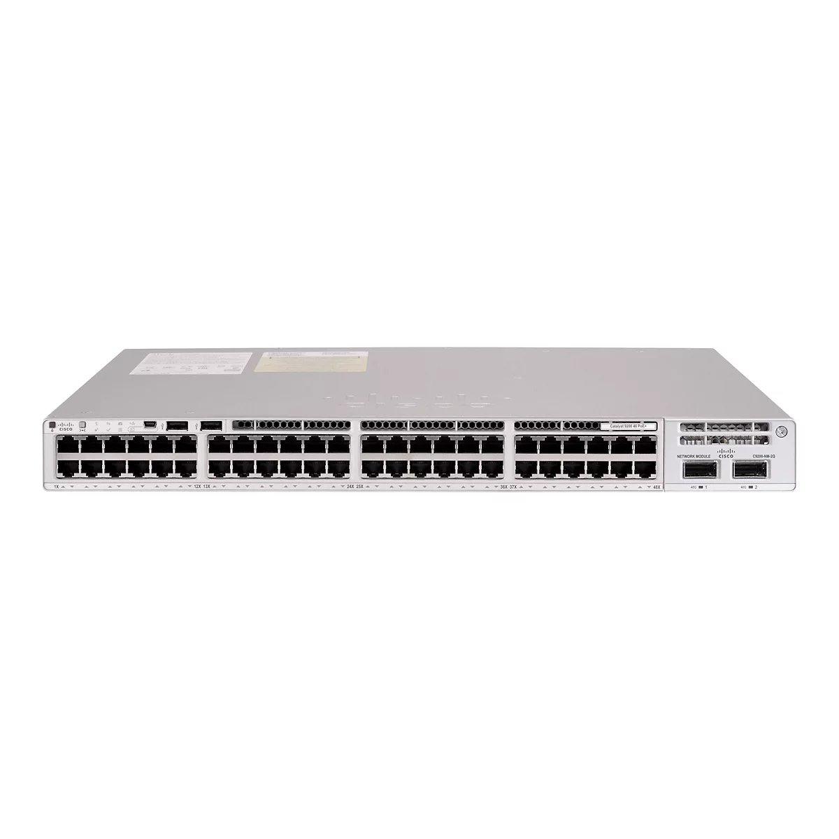 Un commutateur Cisco argenté avec plusieurs ports et étiquettes. L'appareil est posé sur un fond blanc.